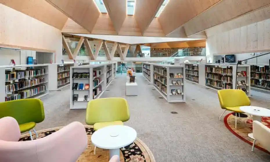 Fotografia di una sala della biblioteca dedicata a "Gabriel García Márquez" a Barcellona.