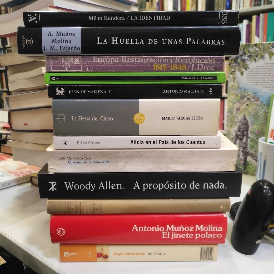 Una montaña de libros usados.